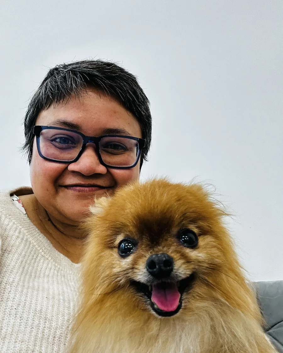 Yajnaseni Mondal, Hundefriseurin und Inhaberin von Greeny's Hundesalon in Schulzendorf, mit einem Zwergspitz auf dem Arm